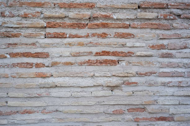 pared de ladrillo con cemento de una antigua construcción - blocking sled fotografías e imágenes de stock