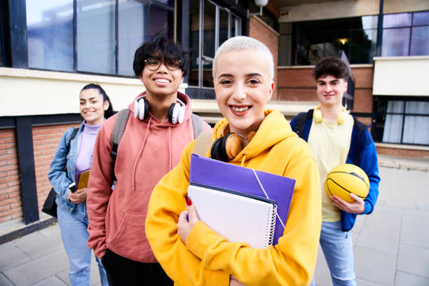 ritratto di un gruppo di studenti che guardano la macchina fotografica. giovani di diverse etnie in posa per la foto. ritorno a scuola. - child student adolescence cute foto e immagini stock