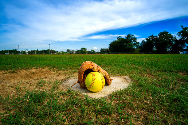 ホームページのソフトボールとグローブ、ホームプレートからのソフトボール場の眺め - baseball dirt softball baseball diamond ストックフォトと画像