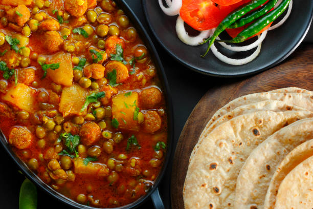curry indien aloo mutter - curry de légume photos et images de collection
