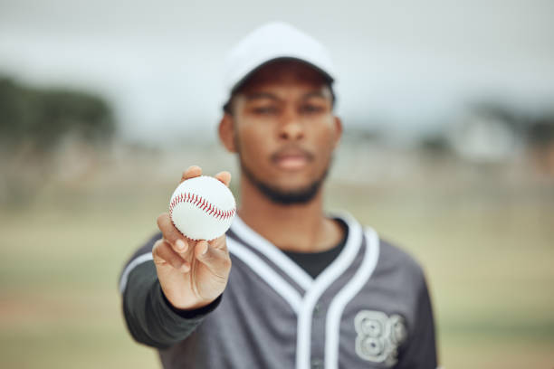 baseball in mano, giocatore di baseball e atleta in allenamento sul campo per la competizione sportiva. giovane uomo di fitness nero, motivazione della salute e cattura del lanciatore di softball allo stadio con sfondo bokeh all'aperto - baseball practicing pitcher softball foto e immagini stock