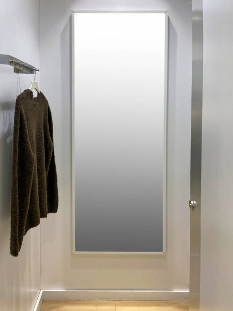 closet com espelho de corpo inteiro (moldura espelhada com caminho de recorte). vestiário da loja de roupas - cabine de loja - fotografias e filmes do acervo