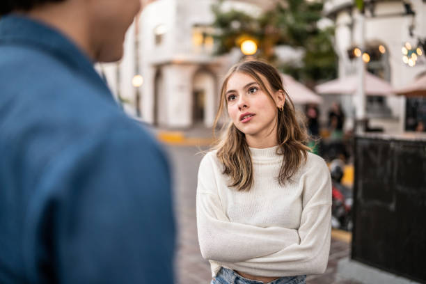 jeune couple se disputant à l’extérieur - arguing photos et images de collection