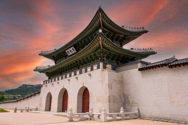 дворец кёнбокгун - palace gate стоковые фото и изображения