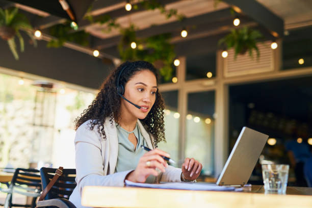 Restaurant, video call and business woman on laptop for remote work, online communication and virtual meeting. Cafe, coffee shop and zoom call center of business manager planning in global connection restaurante, videollamada y mujer de negocios en computadora portátil para trabajo remoto, comunicación en línea y reunión virtual. cafetería, cafetería y centro de llamadas zoom de planificación de gerentes de negocios en conexión global