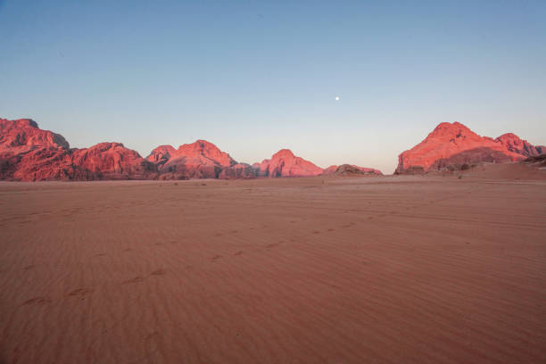 wadi rum-wüste in jordanien - stony desert stock-fotos und bilder
