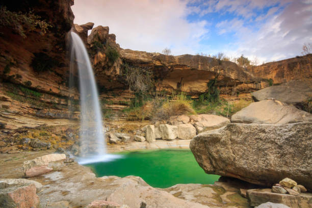 cascada en la comarca del matarraña. - matarraña fotografías e imágenes de stock