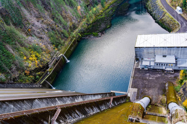 istock Detroit Dam in Oregon - Looking Down 1446987080