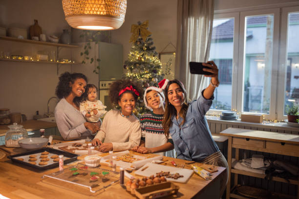navidad hornear - christmas child cookie table fotografías e imágenes de stock