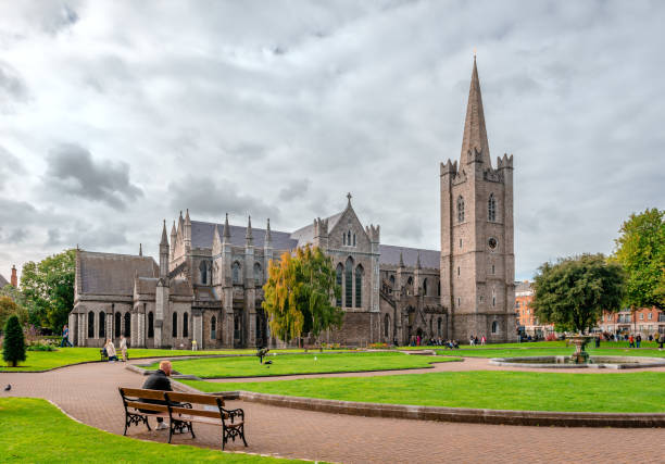 st patrick's cathedral and st patrick's park in dublin, ireland - dublin ireland place of worship church travel destinations imagens e fotografias de stock