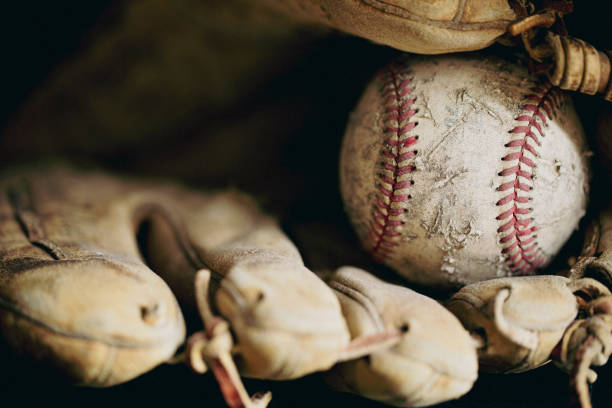 guante de béisbol y - baseball glove baseball baseballs old fashioned fotografías e imágenes de stock