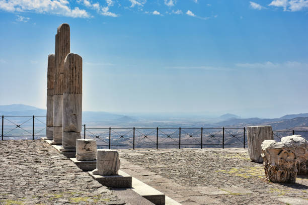 strutture archeologiche, dolumn e siticon cielo terso e nuvole. strutture archeologiche, antiche colonne e siti con bel cielo limpido. - clear sky acropolis athens greece greece foto e immagini stock