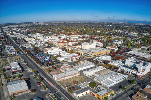 Vista aérea del centro de Merced, California durante el otoño photo