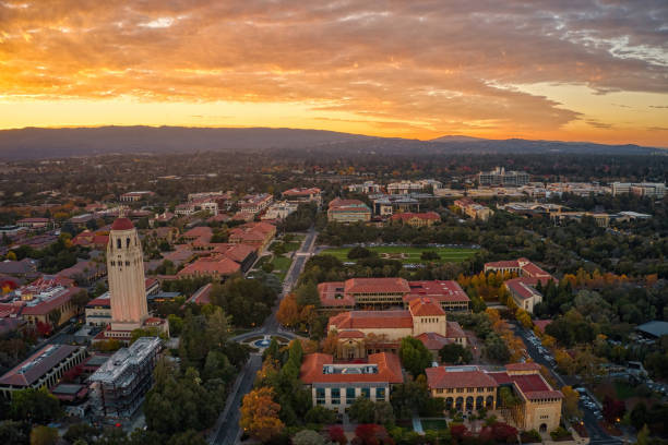 vista aérea de uma famosa faculdade privada em palo alto, califórnia - mountain view - fotografias e filmes do acervo