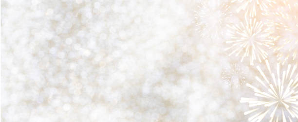 abstrakte show gruppe von explodierenden feuerwerken helles licht lebendig fallendes feuer glitzer auf silbernem hintergrund für ein frohes neujahrsfest und traditionelles festkonzept - white background horizontal selective focus silver stock-grafiken, -clipart, -cartoons und -symbole