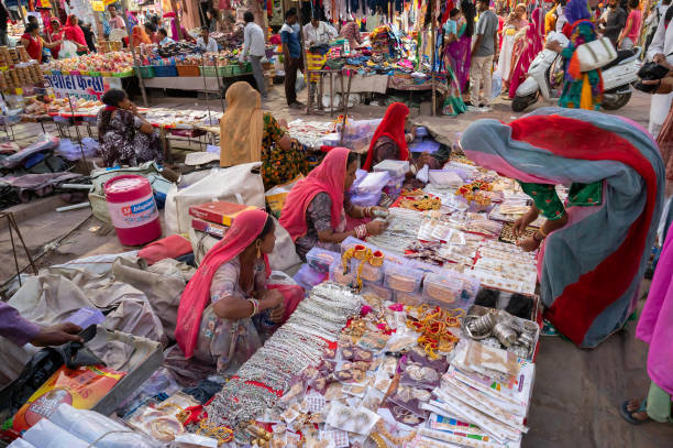 라자스탄 여성들은 인도 라자스탄 주 조드 푸르에있는 유명한 사르 다르 시장과 간타 가르 시계탑에서 팔찌와 보석을 구입하고 있습니다. - sardar market 뉴스 사진 이미지