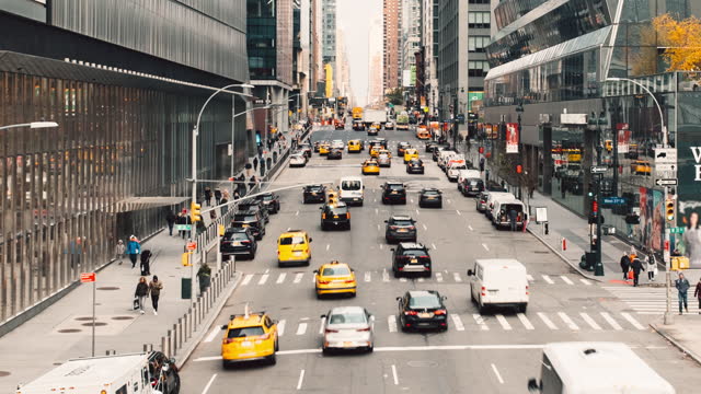 Time lapse of traffic moving up new york city avenue