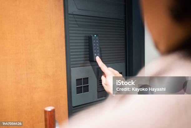 指紋認証は正面玄関のロックを解除します。