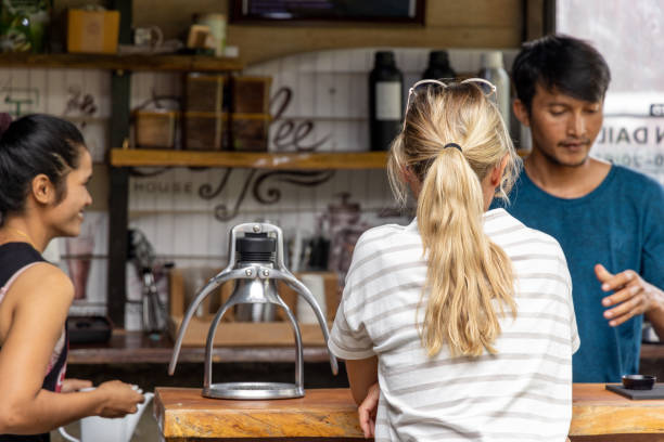 młoda kobieta pijąca espresso w lokalnej kawiarni w azji, doświadczalna podróż z różnorodnością - caffeine caucasian satisfaction small business zdjęcia i obrazy z banku zdjęć