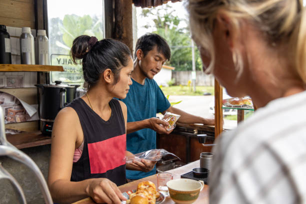 młoda kobieta pijąca espresso w lokalnej kawiarni w azji, doświadczalna podróż z różnorodnością - caffeine caucasian satisfaction small business zdjęcia i obrazy z banku zdjęć