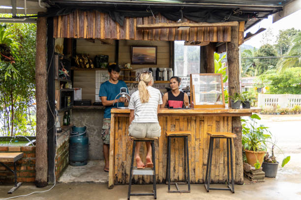 młoda kobieta pijąca espresso w lokalnej kawiarni w azji, doświadczalna podróż z różnorodnością - caffeine caucasian satisfaction small business zdjęcia i obrazy z banku zdjęć