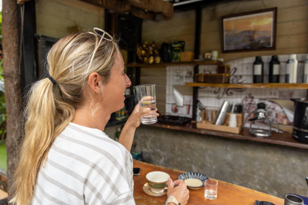 mulher nova tendo um café expresso no café local na ásia, viagens experienciais com diversidade - caffeine caucasian satisfaction small business - fotografias e filmes do acervo