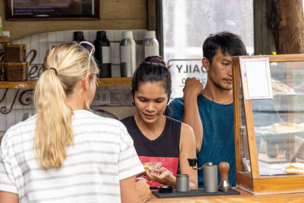 młoda kobieta pijąca espresso w lokalnej kawiarni w azji, doświadczalna podróż z różnorodnością - caffeine caucasian satisfaction small business zdjęcia i obrazy z banku zdjęć