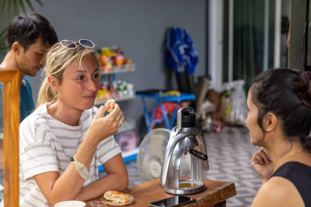 młoda kobieta pijąca espresso w lokalnej kawiarni w azji, doświadczalna podróż z różnorodnością - caffeine caucasian satisfaction small business zdjęcia i obrazy z banku zdjęć