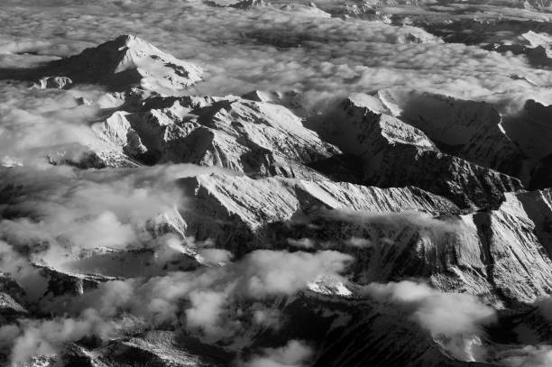 워싱턴 노스 캐스케이드 국립공원의 빙하 피크 그레이스케일 샷 - north cascades national park aerial view washington state usa 뉴스 사진 이미지