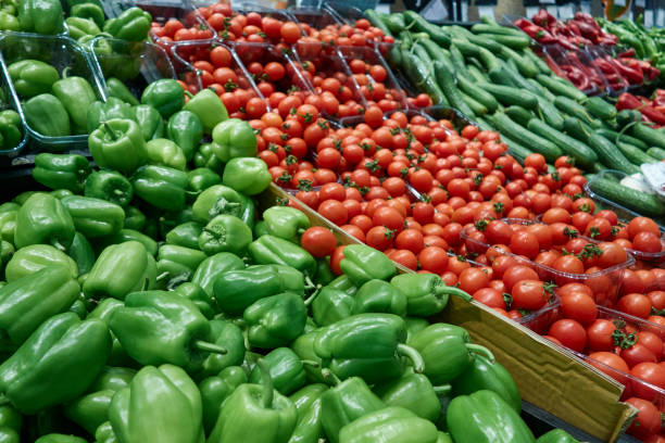 verdure fresche sulla bancarella del mercato - pepper vegetable red green foto e immagini stock