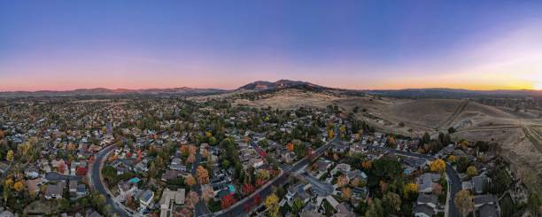 toma panorámica de un monte diablo con un paisaje urbano al atardecer - mt diablo state park fotografías e imágenes de stock