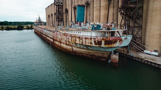 A closeup shot of an abandoned ship in the Illinois International Port