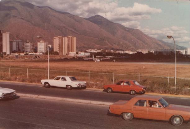 старые автомобили на дороге 1970-х годов - 1970s style фотографии стоковые фото и изображения
