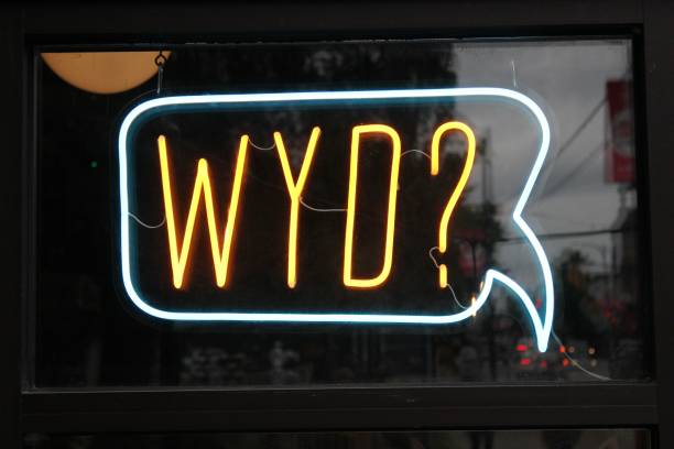 wyd 텍스트가 있는 유리에 네온 사인 클로즈업 - wyd 뉴스 사진 이미지