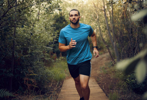 foresta, fitness e corridore man allenamento per la maratona sul percorso trail in messico con concentrazione. cardio, allenamento e obiettivi del ragazzo che pratica la velocità di corsa per la competizione dell'atleta con concentrazione. - endurance sport foto e immagini stock