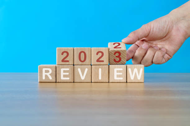 istock Hand turning  blocks from 2022 to 2023 with review text 1447104296