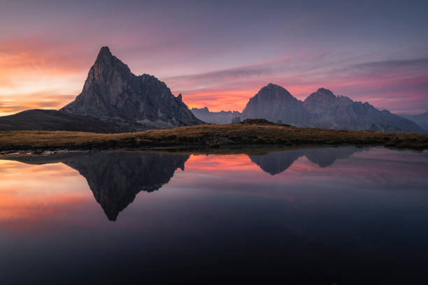 ra gusela, cinco torres e montanhas tofana, refletindo-se em um lago no passo de giau, perto de cortina d'ampezzo, província de belluno, vêneto, itália. - reflection - fotografias e filmes do acervo