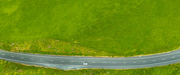 vista aérea superior na estrada com campo verde na temporada de verão natureza recuperada ambiente e fundo de viagem - road trip road new zealand horizon - fotografias e filmes do acervo