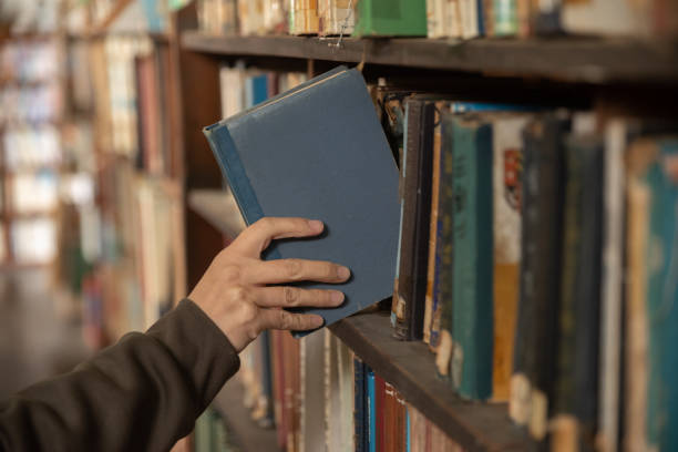 weź książkę - bookstore zdjęcia i obrazy z banku zdjęć