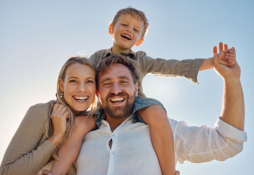 Familia, madre y padre con hijo, para vacaciones, vacaciones y ser felices juntos al aire libre. Retrato, mamá y papá con el niño para pasar tiempo de calidad, viajar y vincularse siendo amoroso, llevar niño y divertirse photo