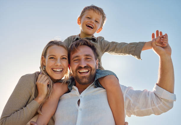 familia, madre y padre con hijo, para vacaciones, vacaciones y ser felices juntos al aire libre. retrato, mamá y papá con el niño para pasar tiempo de calidad, viajar y vincularse siendo amoroso, llevar niño y divertirse - three person family fotografías e imágenes de stock