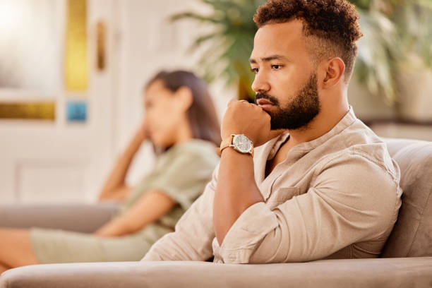 divórcio, triste e briga com casal no sofá por terapia, aconselhamento e depressão com conflito. drama, fracasso e raiva de homem e mulher na sala de estar em casa por medo, frustração e decisão - relationship difficulties fotos - fotografias e filmes do acervo