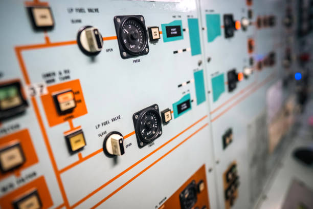 painel de controle com muitos botões - electricity control panel electricity substation transformer - fotografias e filmes do acervo