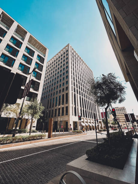 nowoczesne budynki od ulicy doha, fasada architektoniczna - vanishing point diminishing perspective street vertical zdjęcia i obrazy z banku zdjęć