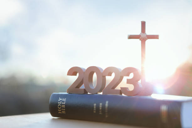 2023 новый год восход солнца, крест иисуса христа и библия - solar calendar стоковые фото и изображения