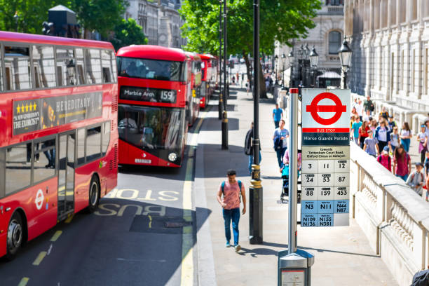 whitehall street con la fermata dell'autobus horse guards parade e gli autobus dall'ufficio governativo del gabinetto - whitehall street downing street city of westminster uk foto e immagini stock