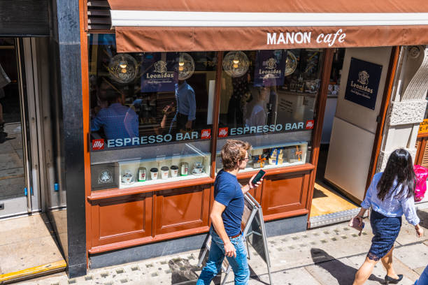 panetteria manon café che serve cioccolata calda fresca belga leonidas in fleet street, londra - 16615 foto e immagini stock