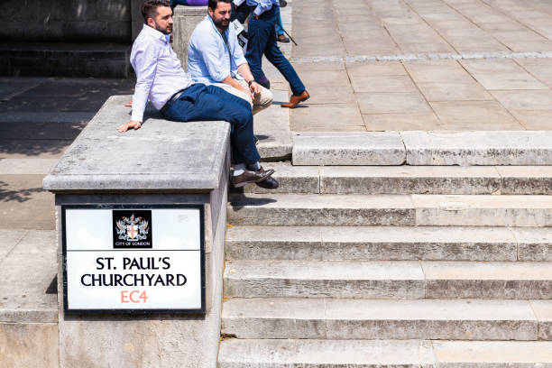 des hommes d’affaires assis au cimetière de la cathédrale saint-paul pendant la pause déjeuner dans la ville de londres - 16621 photos et images de collection