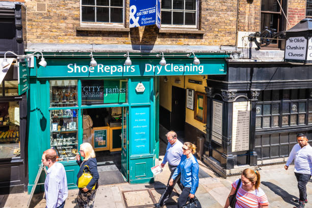 pequeñas reparaciones locales de calzado tintorería james tienda de limpieza en la calle city of london fleet con gente - 16611 fotografías e imágenes de stock
