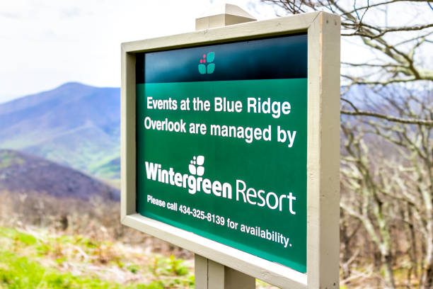 wiosenny sezon wiosenny w miasteczku narciarskim wirginia w górach blue ridge ze znakiem do widoku i imprezami zarządzanymi przez ośrodek - 16331 zdjęcia i obrazy z banku zdjęć